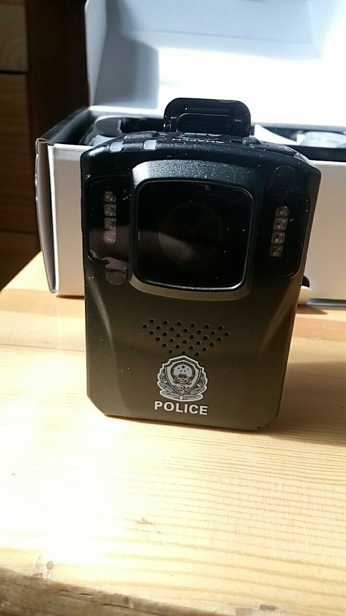 帶WIFI遙控操作功能:可通過移動(dòng)設(shè)備、帶有WIFI功能的遙控器進(jìn)行連接,實(shí)現(xiàn)攝像、拍照、數(shù)字變焦、設(shè)置參數(shù)、實(shí)時(shí)預(yù)覽、查看、回放文件、可遙控查看執(zhí)法記錄儀剩余電量、剩余錄像時(shí)間、剩余拍照張數(shù)、在空曠地遙控距離可達(dá)80m。