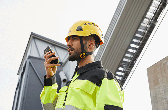 1677939752492596.png Industry-user-with-smartphone_640x420.png