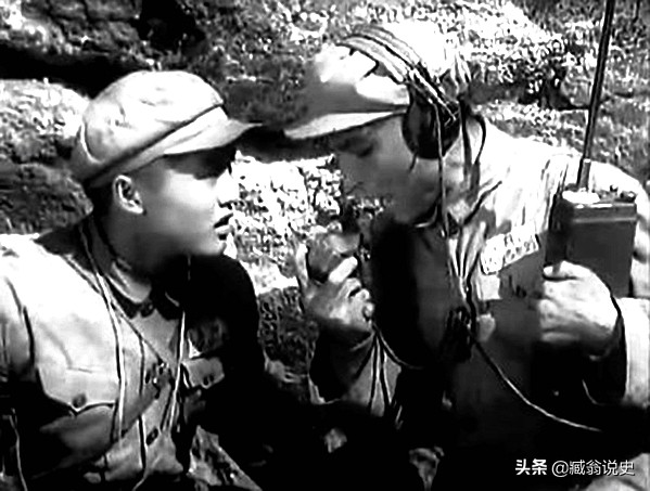 志愿軍步話機員在坑道里用702步談機與上級聯(lián)絡